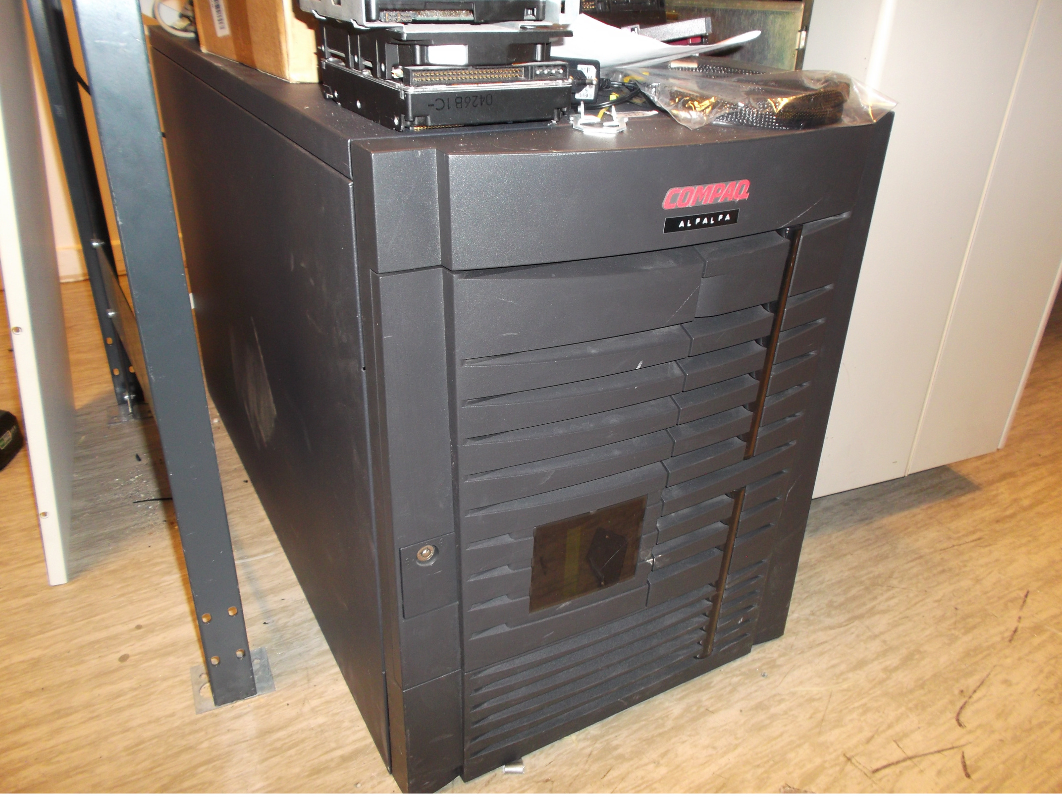 Fil:Gis-bort alphaserver es45 alfalfa.jpg
